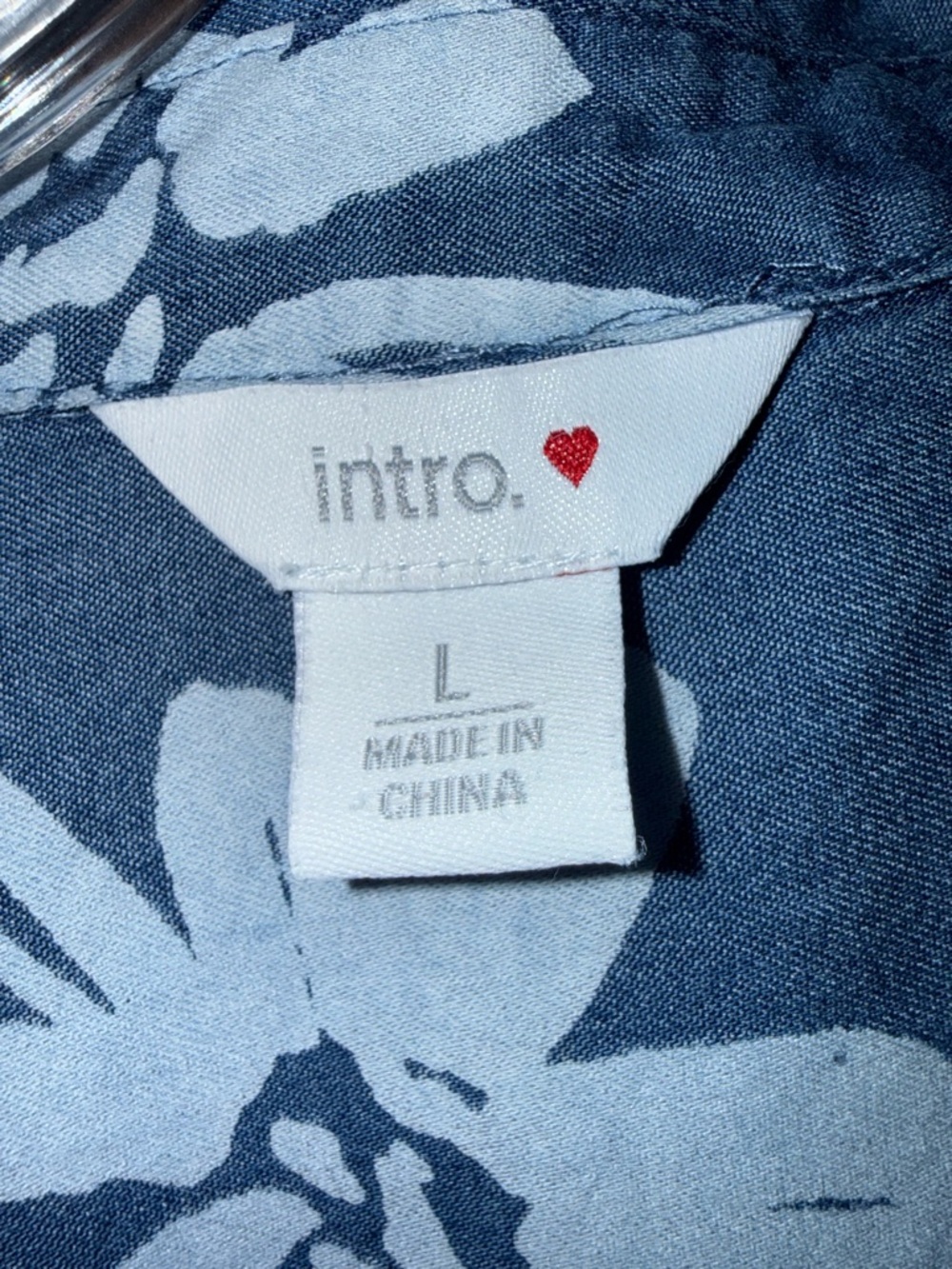 intro. Blue and white floral top with red heart tag - Picture 4 of 4
